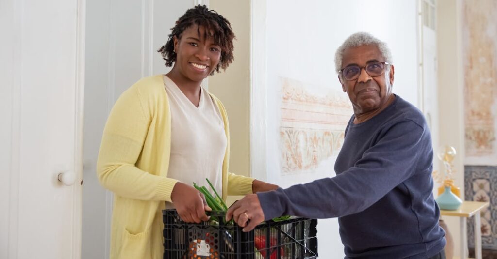 高齢者がコープデリのお惣菜セットを利用して安全に食事を楽しんでいる様子