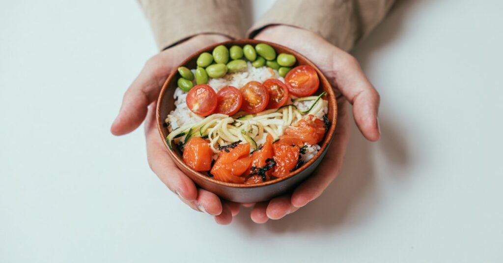 栄養バランスと美味しさを両立した冷蔵のお惣菜が並ぶ食卓の様子