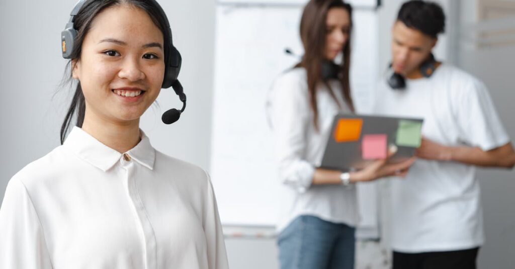 スカパーのカスタマーサポートにチャットや電話で問い合わせるイメージ。