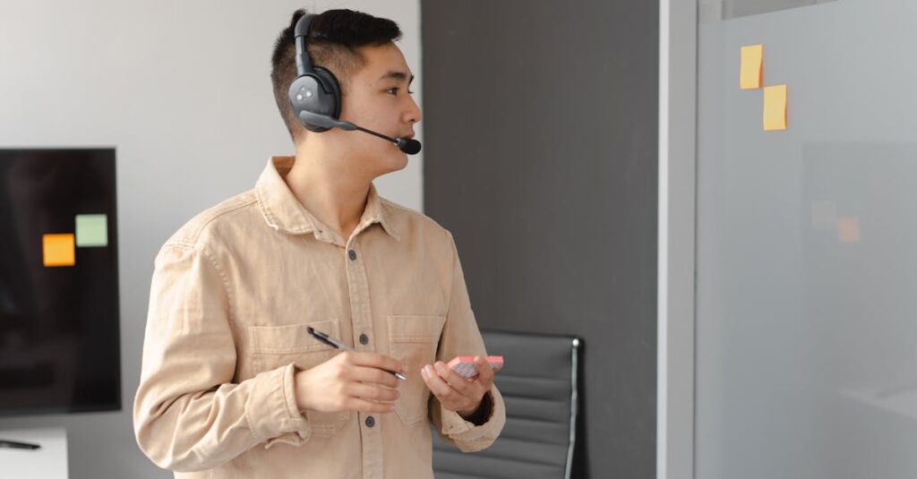 宅配業者からの確認電話に対応する女性