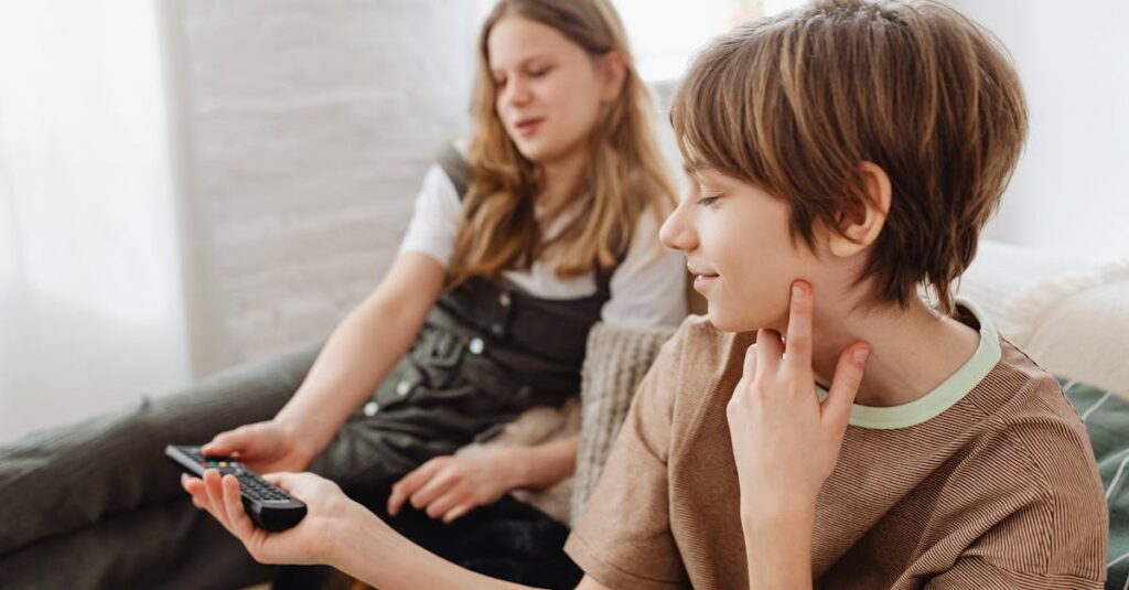 一人暮らし向けと家族向けのテレビプラン選びを比較したイメージ。