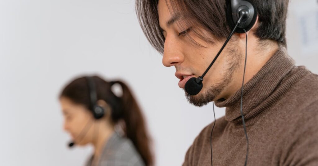 宅配業者からの確認電話に対応する女性