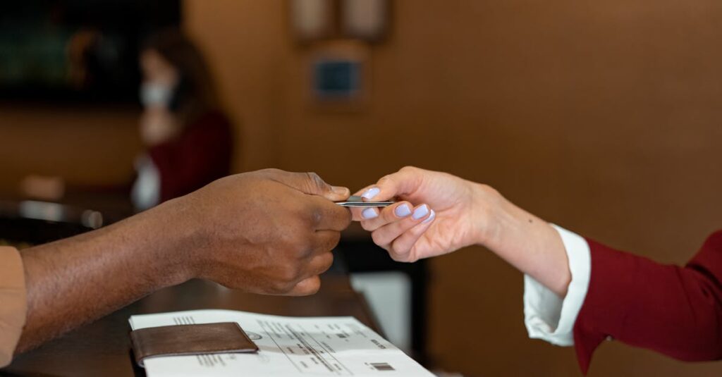 ABEMAプレミアムに課金する前に確認すべき3つのポイントをメモしている様子