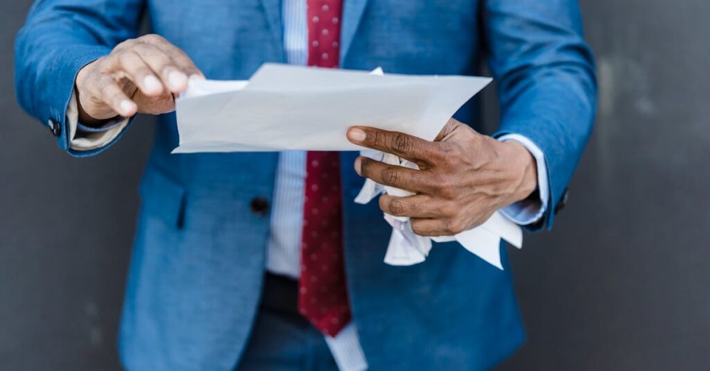 ABEMAプレミアムの公式レビュー画面をパソコンで確認している様子