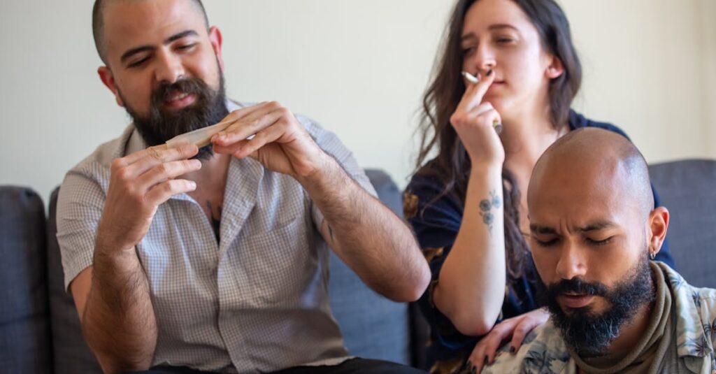 家庭教師サービスに関するよくある質問に答えているスタッフの様子