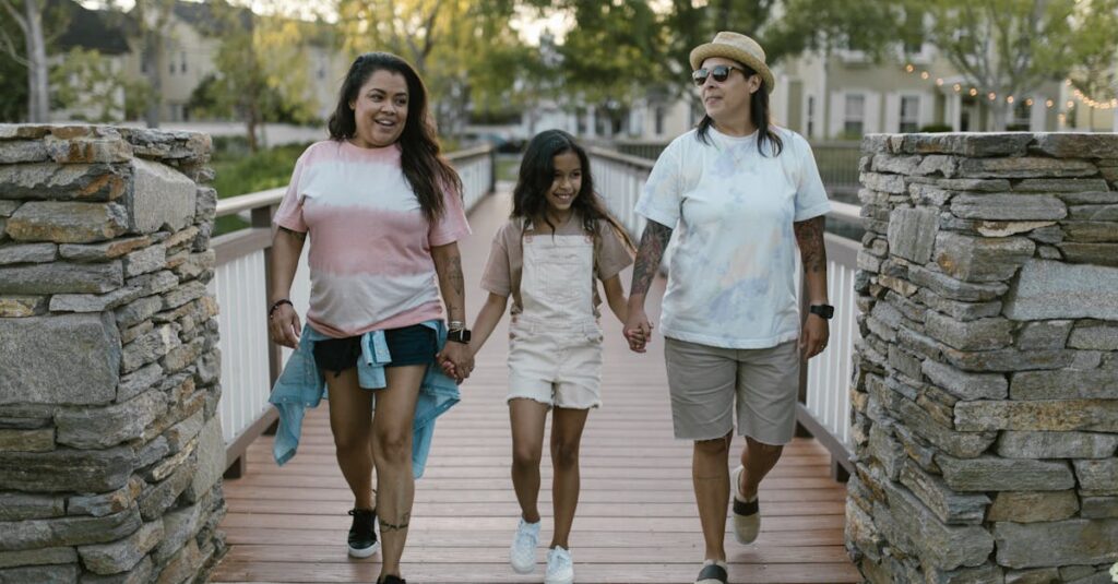 アロベビー ミルクローションを家族全員で使っているイメージ。1本で赤ちゃんから大人まで保湿できることを表現。