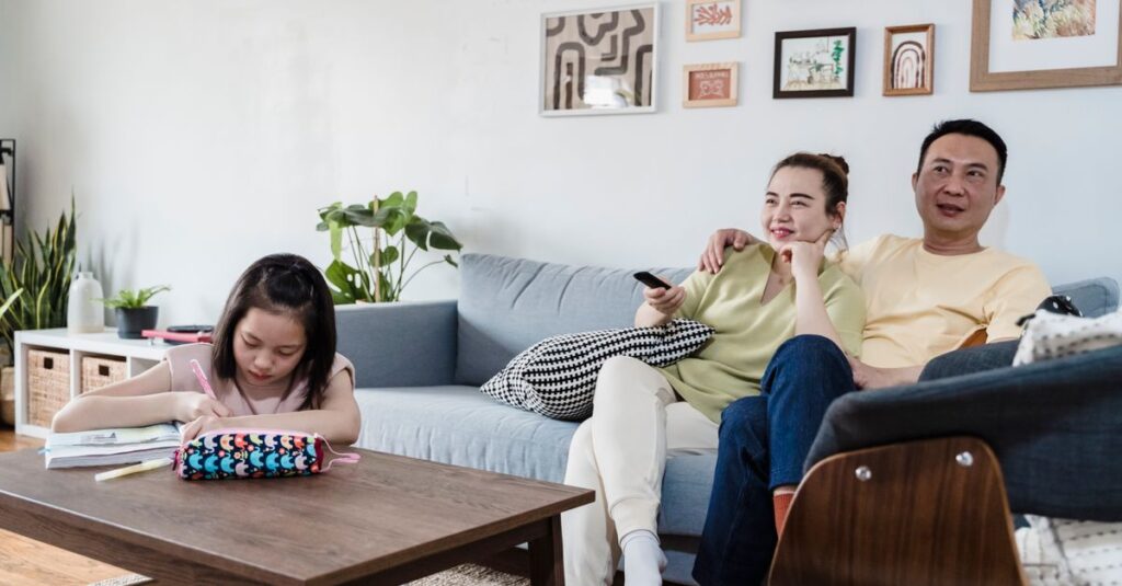 家族みんなでテレビを楽しんでいる様子。スカパーの多様なチャンネルが背景に映る。