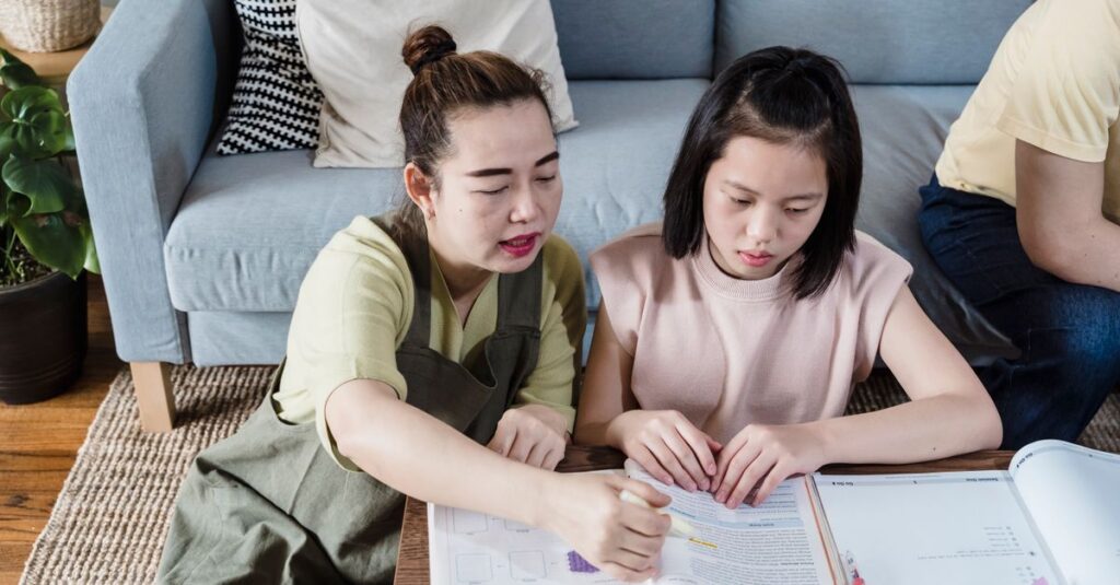 保護者が家庭教師サービスの体験を語っている様子