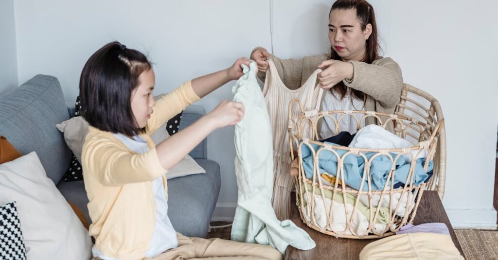 子育て中の家庭で家事代行を活用する場面。母親の育児を助けるスタッフの様子。