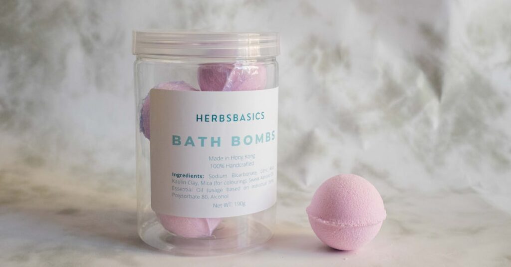 アロベビー ミルクローションのポンプが使いにくいと感じるシーン。育児中の片手使用の難しさを表現。