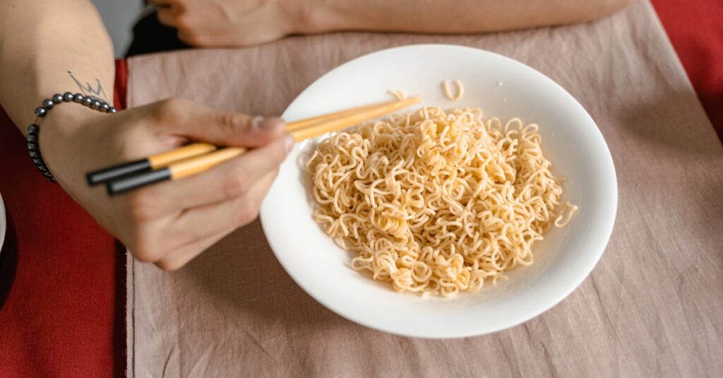 冷蔵宅配食の便利さを示す解凍不要の手軽な食事風景