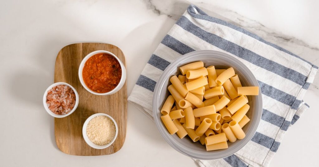 調味料サブスクで届いた調味料を使って料理する人の様子