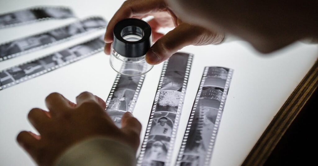 5chや知恵袋に投稿されたABEMAプレミアムへの辛口コメントを確認する様子