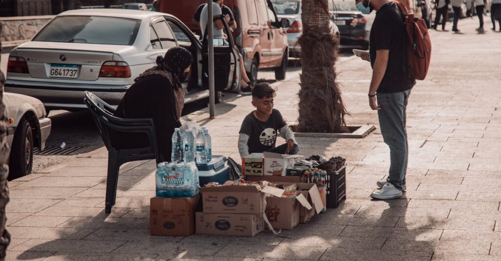 仕事帰りの主婦がスーパーで疲れた様子