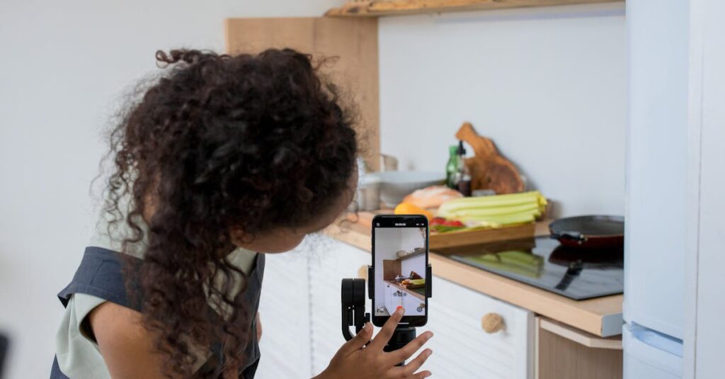 最新の自動調理鍋と調味料が並ぶスタイリッシュなキッチン