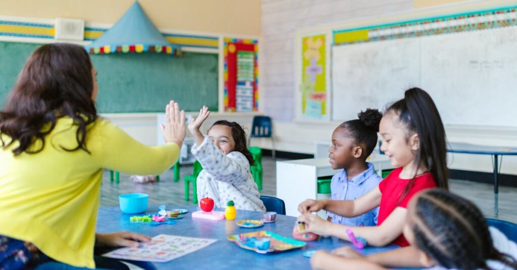 知育玩具サブスクで届いたおもちゃの箱を開けてワクワクする様子