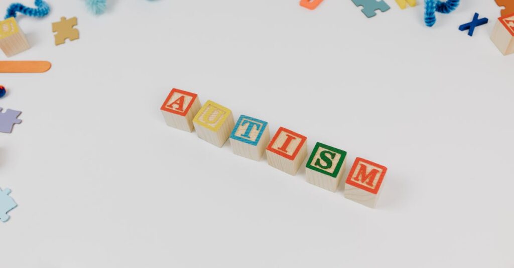 おもちゃで遊びながら成長する子どもの様子