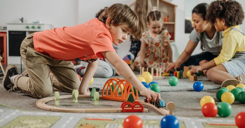 保育士が子どもに合った知育玩具を選定している様子