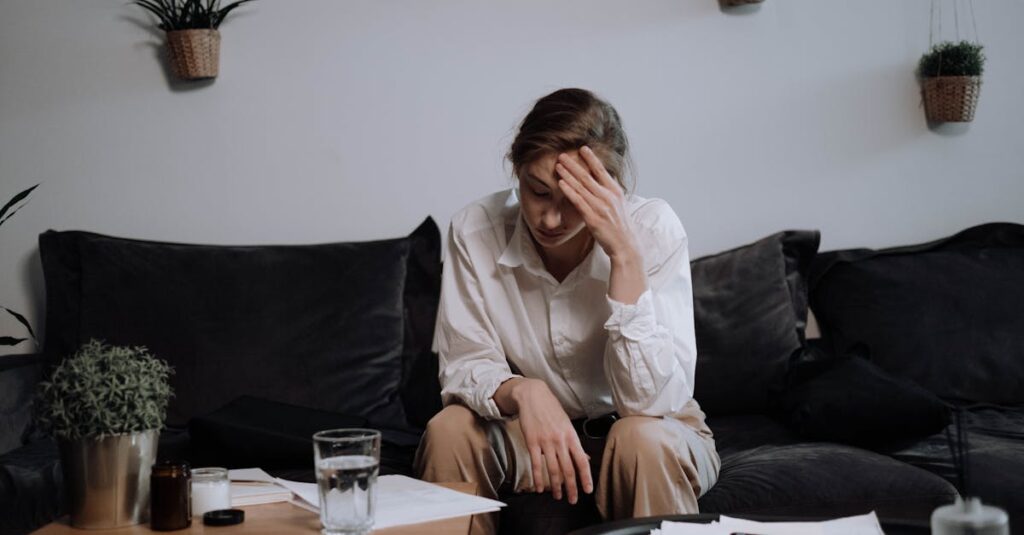 料理中にイライラしている家庭の主婦の姿