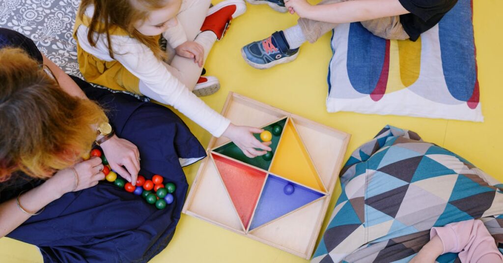 保育士が子どもに合った知育玩具を選定している様子