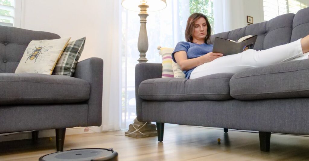 不動産と家事サービスの融合イメージ。マンションの外観と家事スタッフのコラージュ。