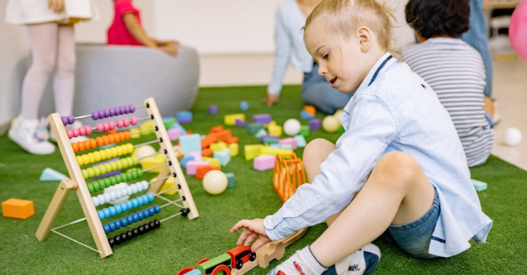 知育玩具サブスクで届いたおもちゃの箱を開けてワクワクする様子