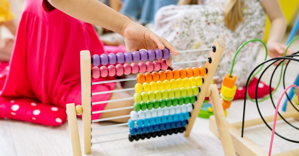 おもちゃで遊びながら成長する子どもの様子