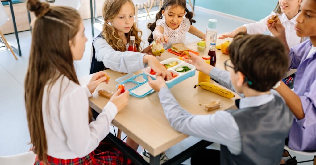 わんまいるの惣菜を美味しそうに食べる子どもの様子