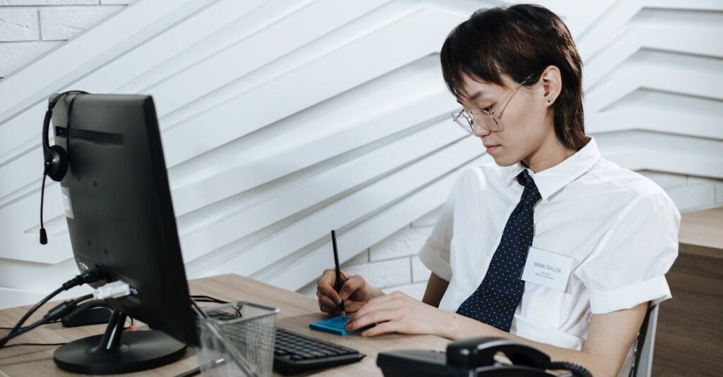 宅配業者からの確認電話に対応する女性