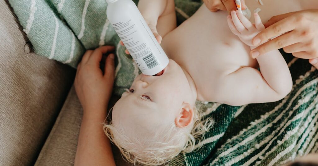 アロベビー ミルクローションを家族全員で使っているイメージ。1本で赤ちゃんから大人まで保湿できることを表現。