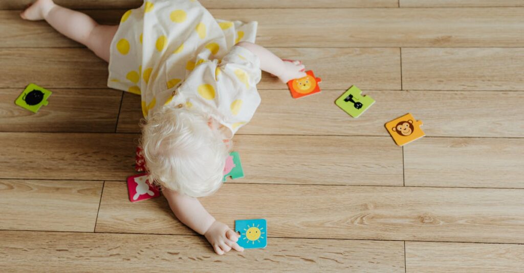 Berpyの工夫によって赤ちゃんが安全にひとり遊びしているシーンを描いた画像。