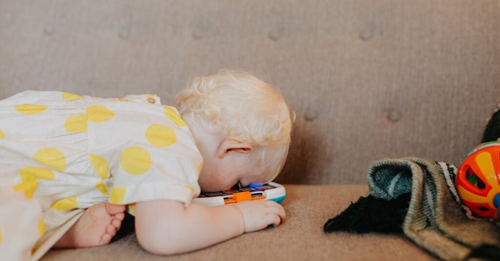 Berpyの工夫によって赤ちゃんが安全にひとり遊びしているシーンを描いた画像。