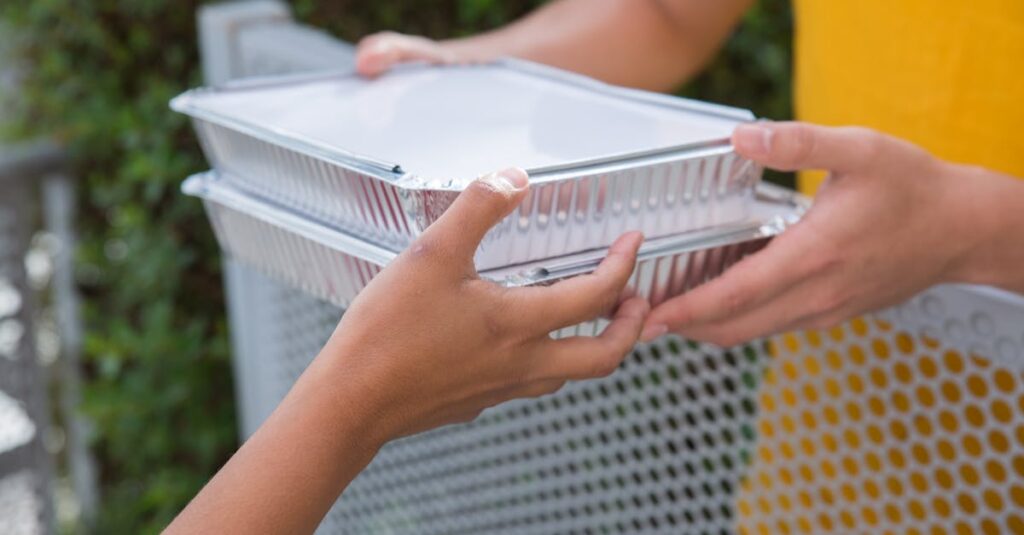 地域密着型家事代行サービスの様子。家庭内で安心して家事を任せる場面。