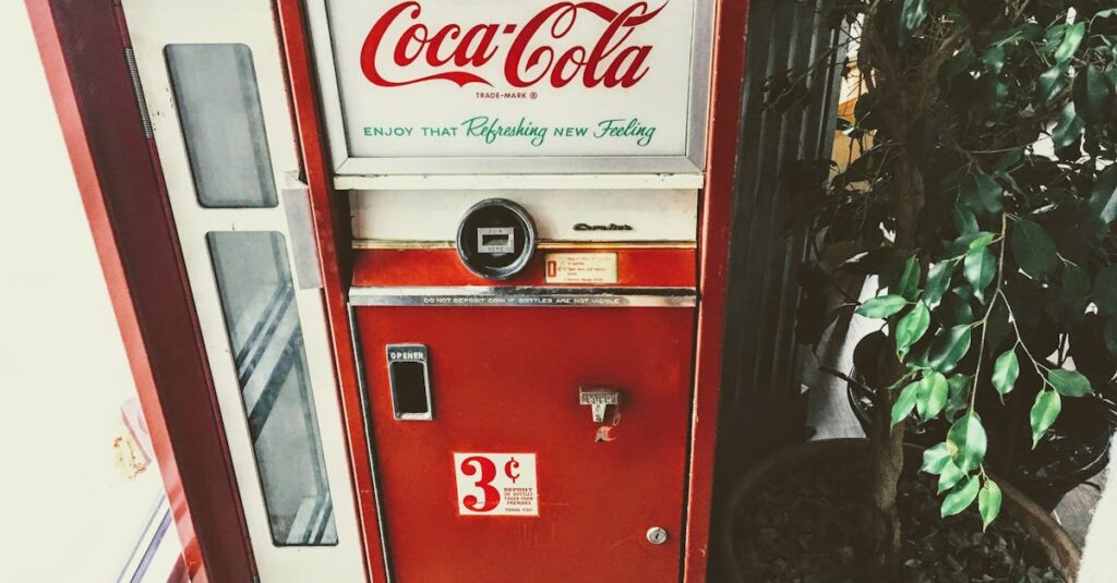 And TOYBOXのロゴとサービスイメージを紹介するビジュアル