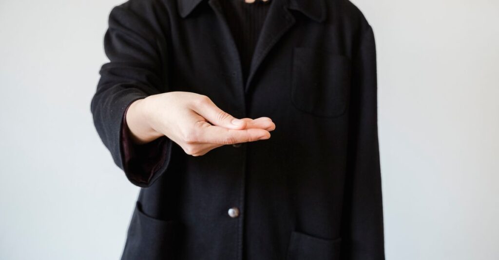 ABEMAプレミアムの改善点についてメモを取っている利用者のイメージ