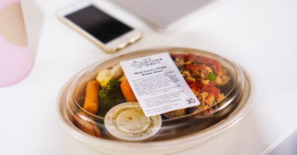 作りたての惣菜を冷蔵で出荷するつくりおき.jpのパッケージング工程