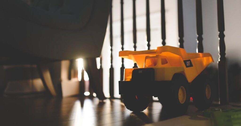 And TOYBOXのロゴとサービスイメージを紹介するビジュアル