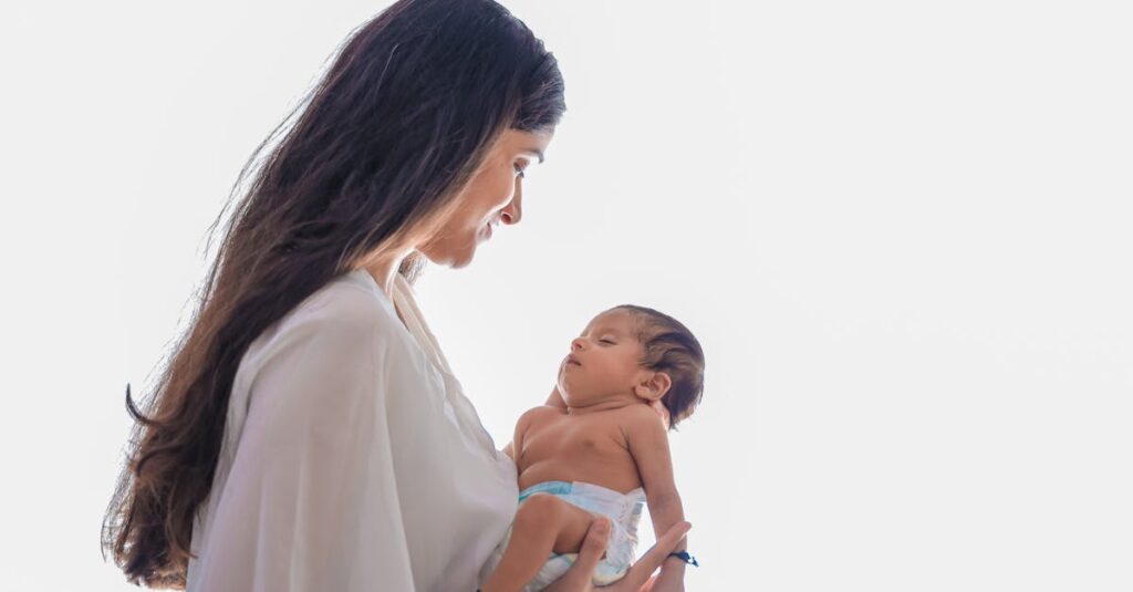 Berpyとともに、赤ちゃんとの日々をやさしく抱きしめている親子の感動的な画像。