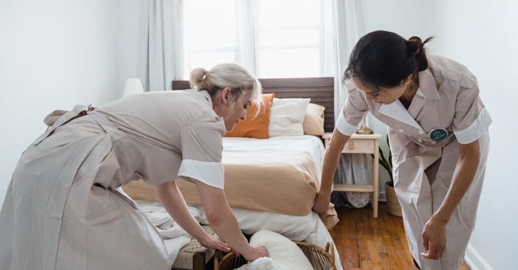 高齢者が家事代行を利用して快適に暮らしている様子。スタッフが優しくサポートしている場面。