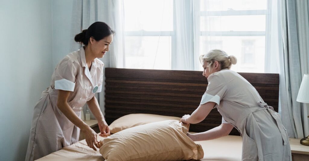 初めて家事代行を使った利用者の安心感を表現するシーン。笑顔の主婦と丁寧に対応するスタッフ。