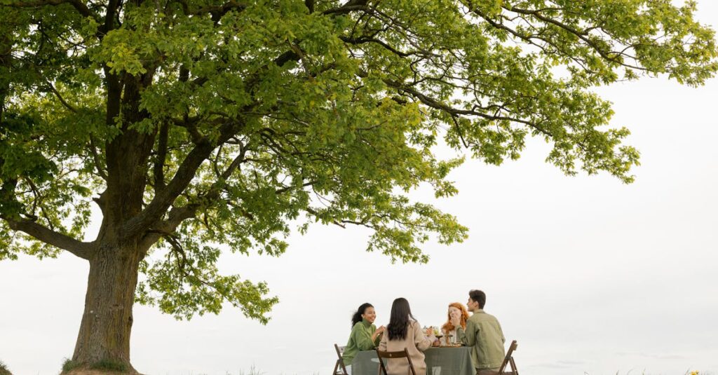 食卓で笑顔になっている家族の様子と手軽に作られた料理