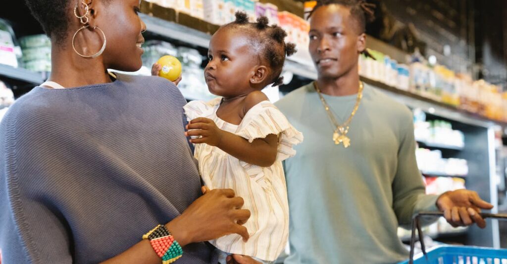 パルシステムの宅配に満足している家族のイメージ