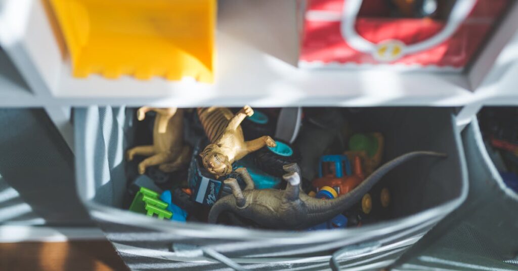 おもちゃが部屋に溢れて困っている現代の子育て家庭のイメージ