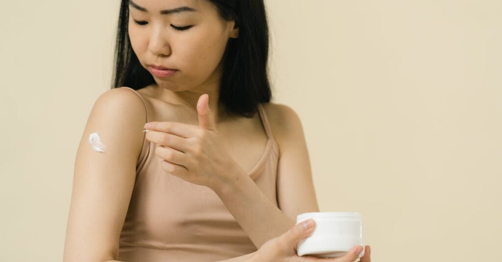 アロベビーとピジョンのミルクローションを比較する画像。使用感や成分の違いが明示されている。