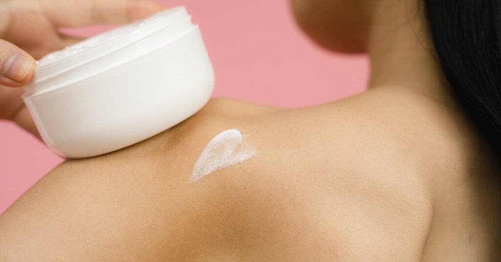 アロベビー ミルクローション使用前後の肌の比較画像。使用前は乾燥による赤みやカサつきが見られるが、使用後はしっとりとしたツヤ肌に改善されている様子が分かる。