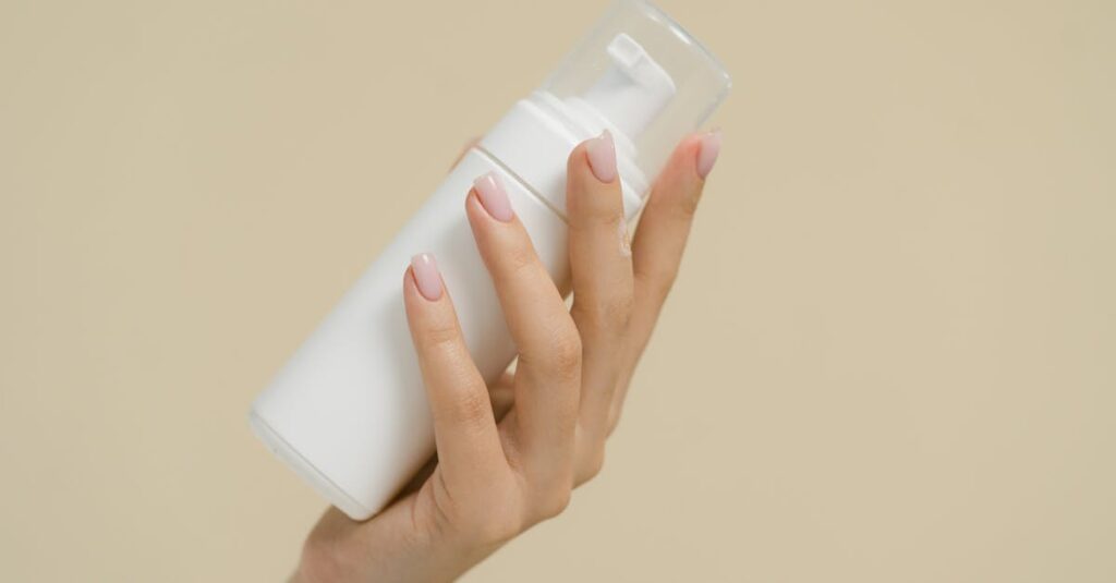 アロベビー ミルクローションのポンプが使いにくいと感じるシーン。育児中の片手使用の難しさを表現。