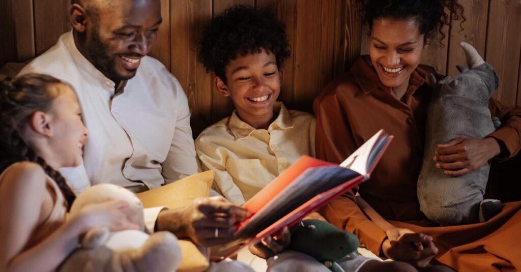 満足してサービスの口コミを読む親のイメージ