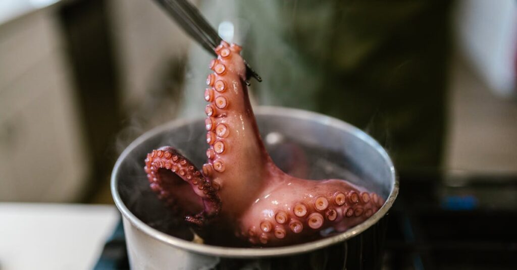 日本料理の料理長が丁寧に仕込みをする様子。繊細な手仕事と真剣な表情が印象的。