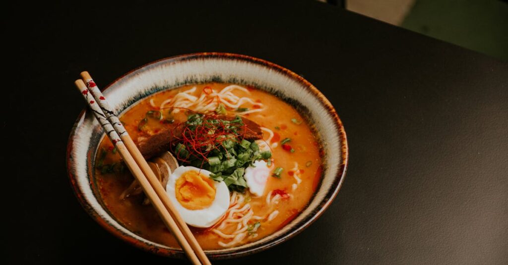 美しく透き通った黄金色の出汁。丁寧にとられた昆布と鰹の旨味が凝縮された和の逸品。