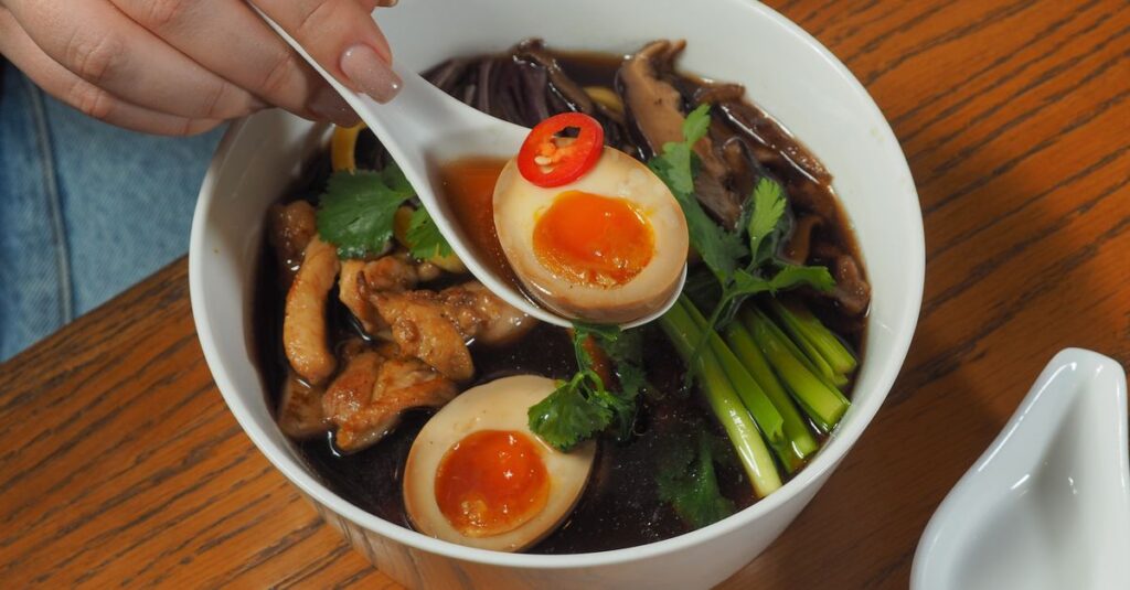 美しく透き通った黄金色の出汁。丁寧にとられた昆布と鰹の旨味が凝縮された和の逸品。